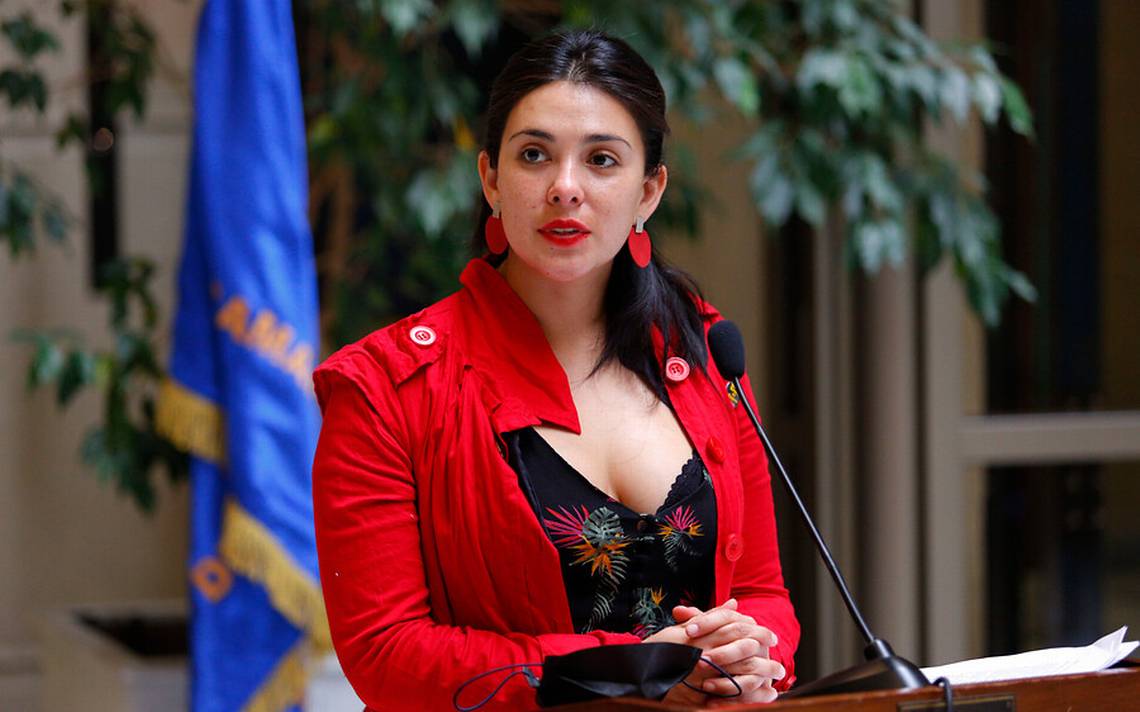 karol-cariola-podium-prensa-c%C3%A1mara.jpg