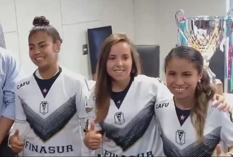 PRIMERAS FUTBOLISTAS PROFESIONALES EN CHILE