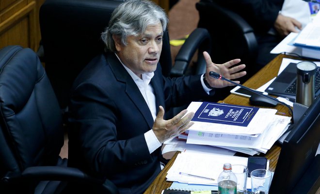 Senador Navarro entregó al Ministerio del Interior antecedentes sobre la marcha “Chile despierta” denunciando su carácter violento, racista y xenófobo
