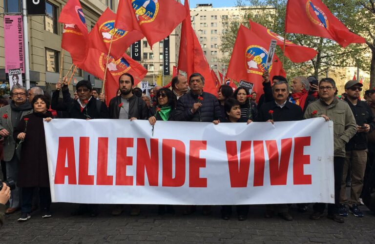 Sentidos homenajes a Salvador Allende en su monumento en plaza de La Constitución