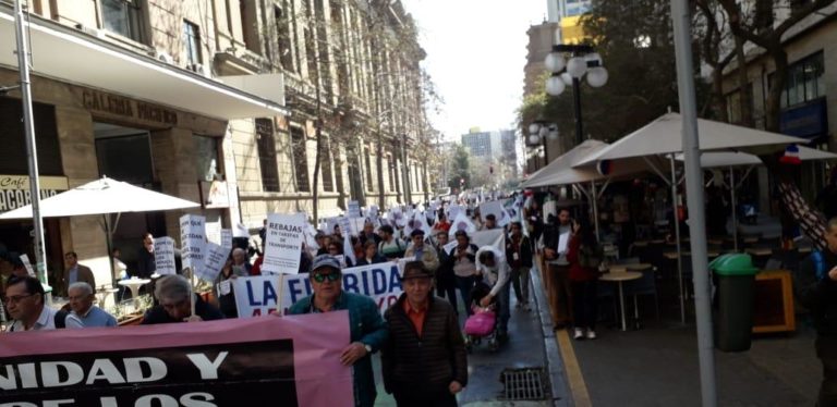 Pensionados realizaron nueva marcha de los bastones y adhieren a protesta del 5 de septiembre