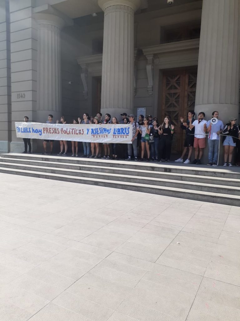 Jóvenes denuncian ante Corte Suprema más de 2.500 presos por la protesta social en Chile