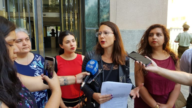 Organizaciones, autoridades y dirigentes de la comuna de Santiago entregaron propuestas para enfrentar la crisis con alto cuestionamiento a Alcalde Alessandri