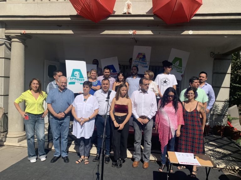 Mujeres encabezaron entrega de la franja del comando Chile digno a organizaciones sociales