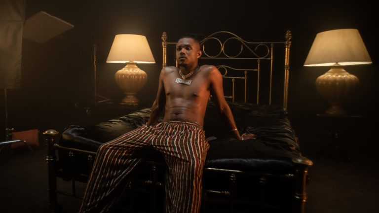Polimá Westcoast Se aleja de su zona cómoda y se desnuda en su nuevo single “Fantasma”