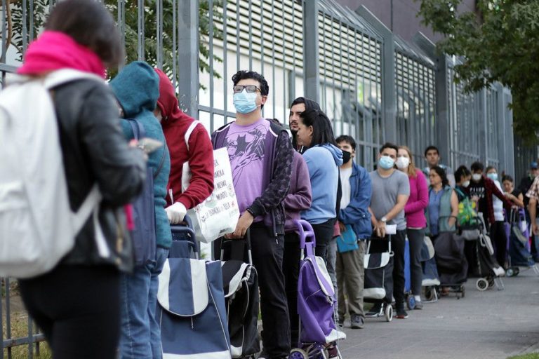 En Ruta a una Nueva Constitución!: Gobiernos locales y vecinos confrontan la política sanitaria del gobierno.