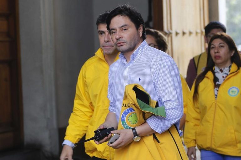 Declaran admisible querella de concejala Abedrapo contra alcalde Carter por injurias