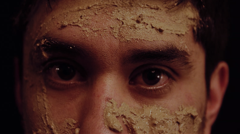 Espora presenta sensorial videoclip para su single debut