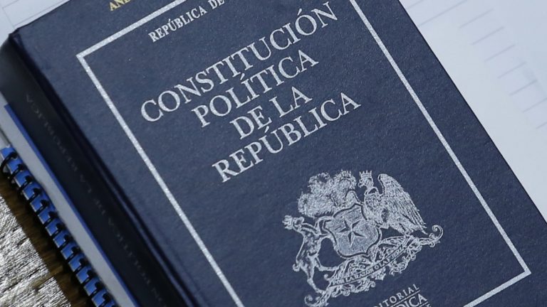Libro “Conozcamos la Constitución para cambiarla”, una oportunidad para votar informadamente.