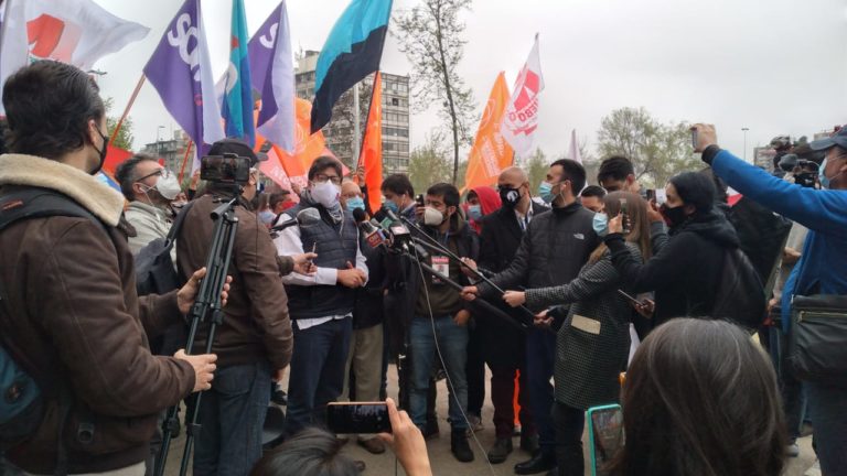 En plaza de la Dignidad comando Apruebo Chile Digno lanzó campaña de cara al 25 de octubre