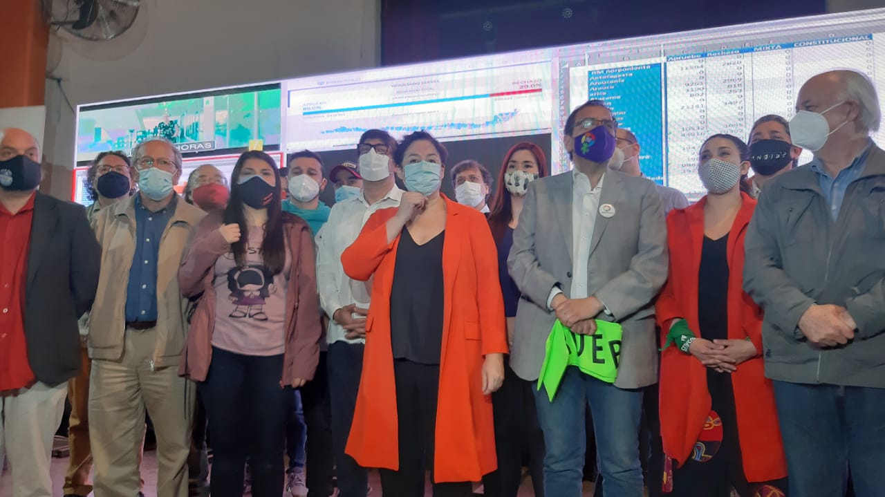 Frente Amplio y “Chile Digno” reconocen conversaciones y necesidad de establecer acuerdos con quienes están por un nuevo modelo Frente Amplio y “Chile Digno” reconocen conversaciones y necesidad de establecer acuerdos con quienes están por un nuevo modelo