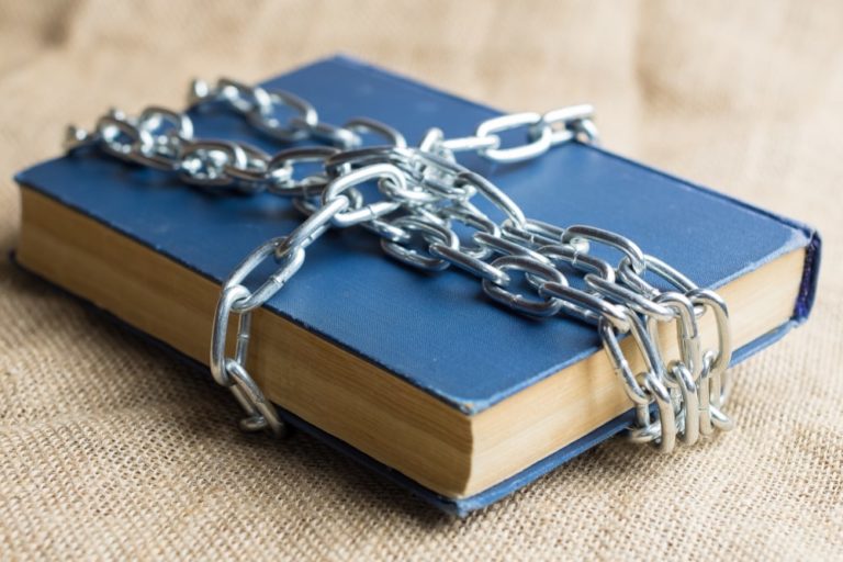 Hablando de libros prohibidos: “Persépoli, “Matadero cinco” y “El libro negro de la justicia chilena”.