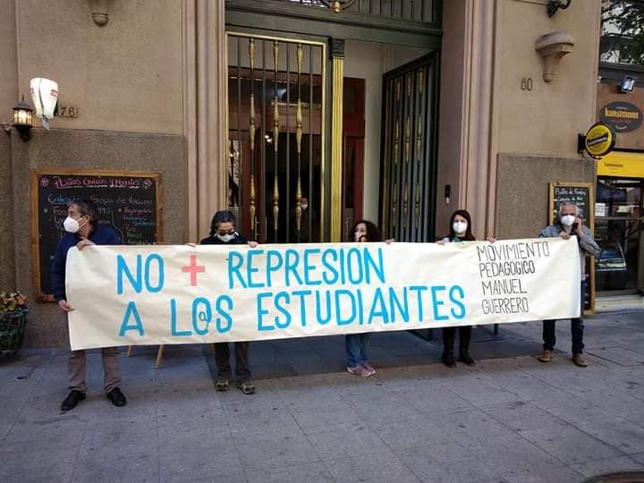 Movimiento Pedagógico y Gremial Manuel Guerrero protestó en frontis de edificio institucional de Carabineros exigiendo fin a la represión
