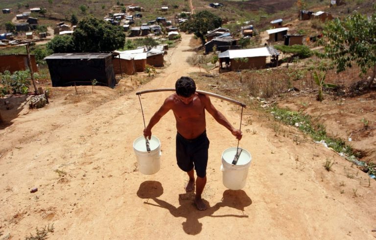 Pensiones y extractivismo: la investigación de Fundación Sol que vincula multimillonarias inversiones de AFPs con empresas de alto impacto ambiental.