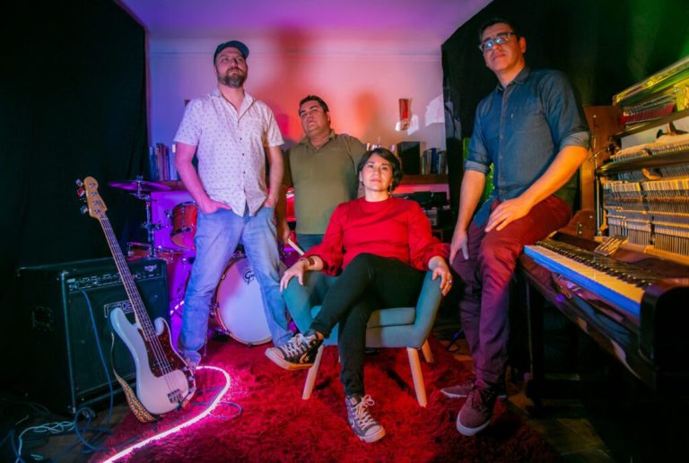 Música Nueva: “La Vuelta al Mundo”, banda chilena que estrena canción inspirada en Gustavo Gatica y Fabiola Campillay. Música Nueva: “La Vuelta al Mundo”, banda chilena que estrena canción inspirada en Gustavo Gatica y Fabiola Campillay.