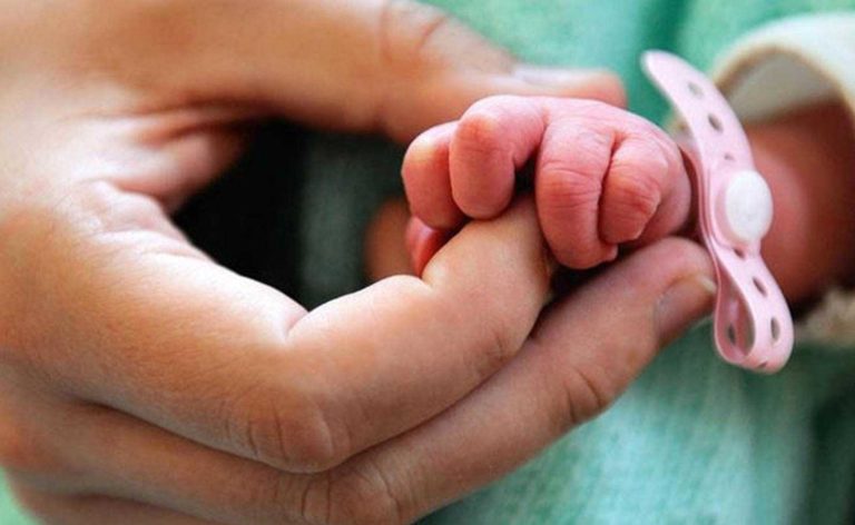 Tierra Colorada: La demanda de madres trabajadoras por extender la licencia parental de emergencia.