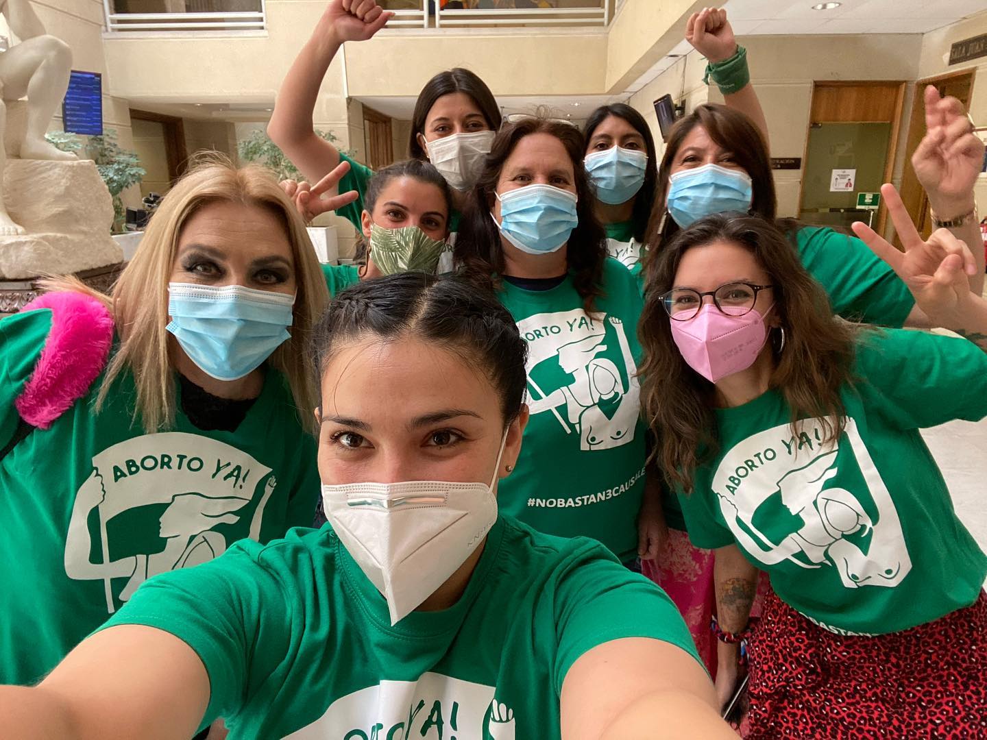 Karol-Cariola-pa%C3%B1oleta-selfie-con-parlamentarias-pro-aborto-libre-y-seguro.jpg