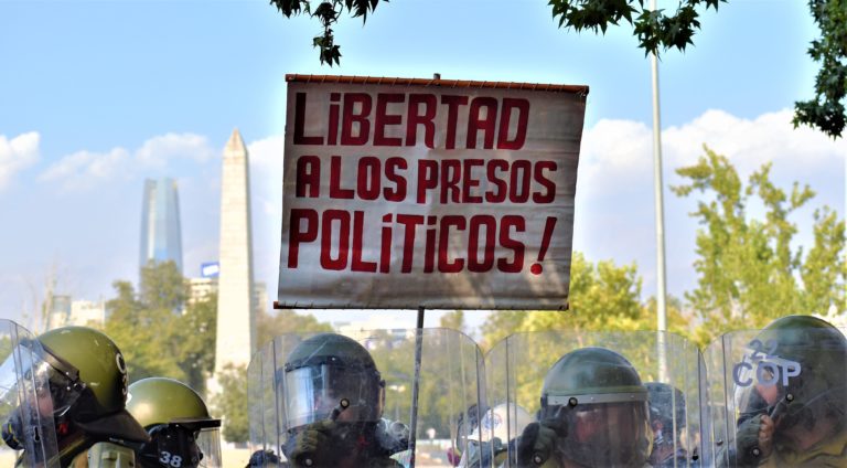 Familiares, organizaciones sociales, parlamentarias, artistas, dirigentes políticos exigieron aprobar Ley de Indulto General para las y los presos políticos del estallido