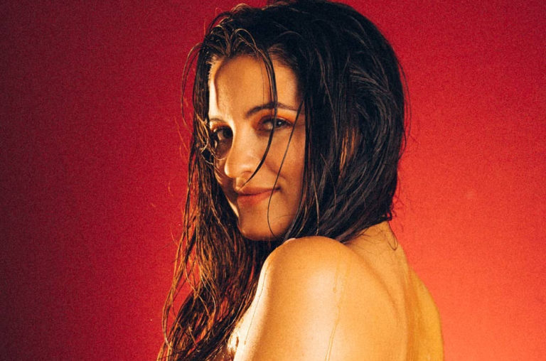Música Nueva: Maca del Pilar, una de las cantautoras más sólidas de la escena local, arremete con su nuevo single “Naranja”.