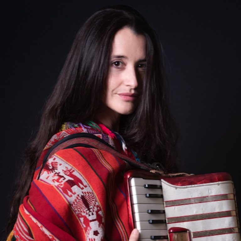 Música Nueva: “Amatoria”: Pascuala Ilabaca sorprende con sonidos inéditos en su nuevo epé.