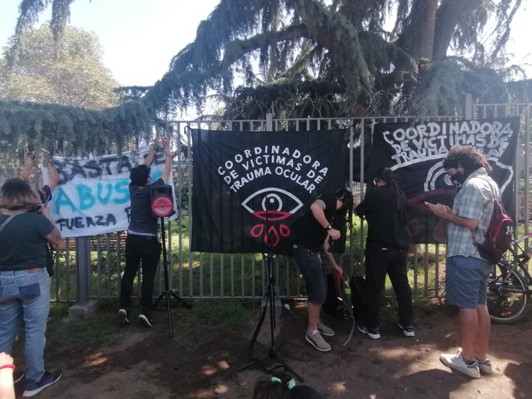 Se manifiestan en apoyo a profesora de filosofía víctima de trauma ocular. Acusan indolencia de autoridades políticas y de salud
