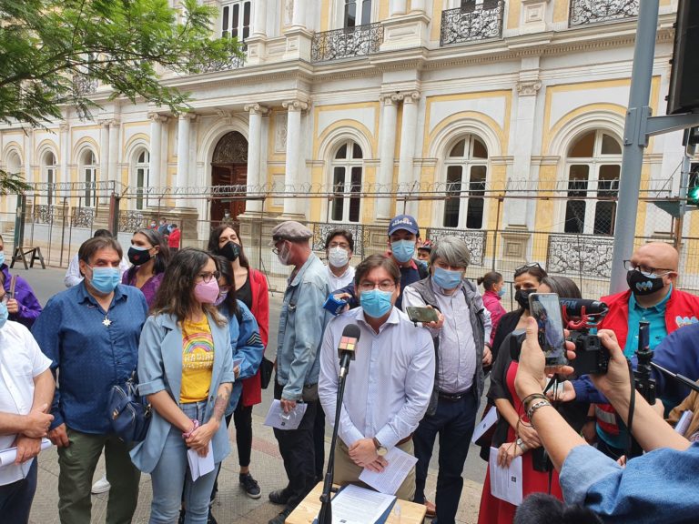 Marcos Barraza: “Carabineros amenaza la democracia al tener falta de control civil, un rol deliberante y de defensa corporativa”