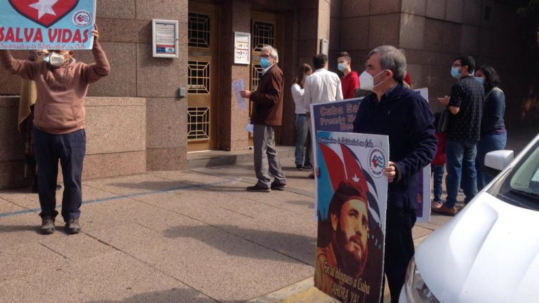 Movimiento de Solidaridad con Cuba hizo entrega en embajada de Estados Unidos en Chile de una carta condena al bloqueo económico, financiero y comercial