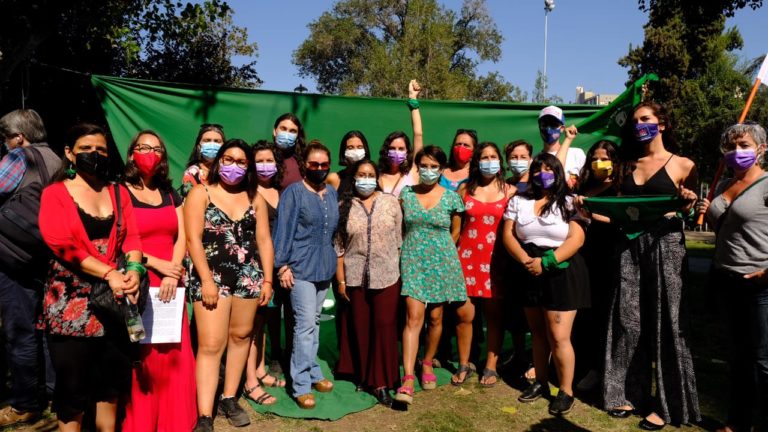 Candidatas a constituyentes de Apruebo Dignidad suscriben compromiso de 6 puntos para una Constitución feminista