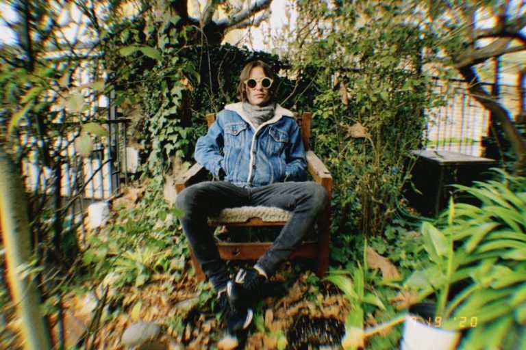 Música Nueva: Abducciones y viajes lisérgicos en “Encuentros Cercanos”, el debut de Jardín Mojado.