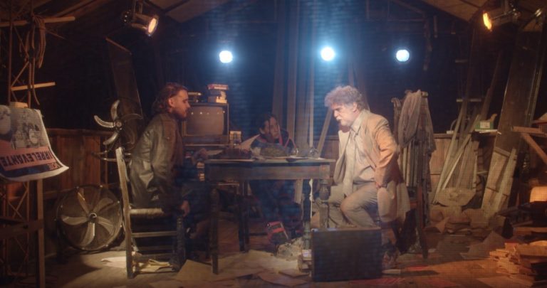 Mutis por el Foro: La familia sustituta se presenta en Escenix, obra que ficciona un Chile gobernado por “Kast”.
