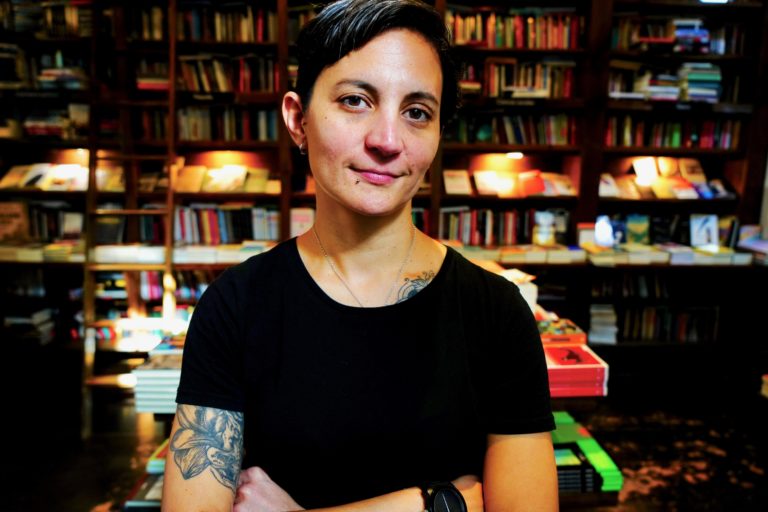 Leer es Resistir: “Compórtense como señoritas” de la escritora limeña Karen Luy de Aliaga.