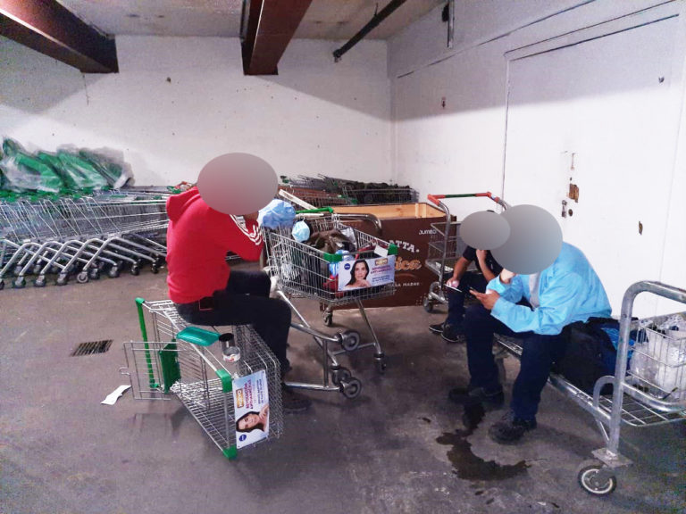 Trabajadores subcontratados de cadena de supermercado Jumbo, almuerzan en estacionamientos y calles aledañas.
