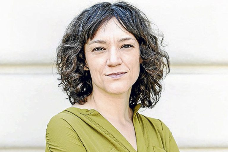 Leer es Resistir:  “El hombre del cartel” de María José Ferrada, libro presentado por Editorial Alquimia.