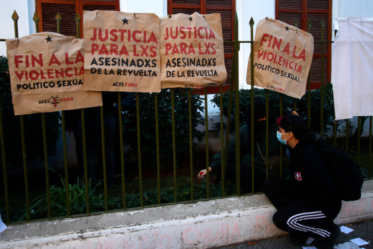 Funcionarios movilizados del INDH insisten en la renuncia de Sergio Micco