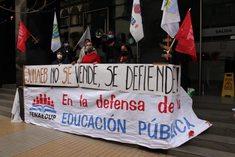 Tierra Colorada: Por graves deficiencias en materia de reestructuración, trabajadores de Junaeb inician 4ta semana en paro.