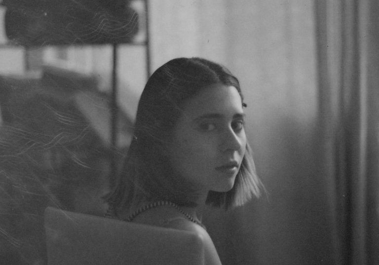 Música Nueva: Vicenta da pistas de su intimidad musical en videoclip de “Acá Entera”.