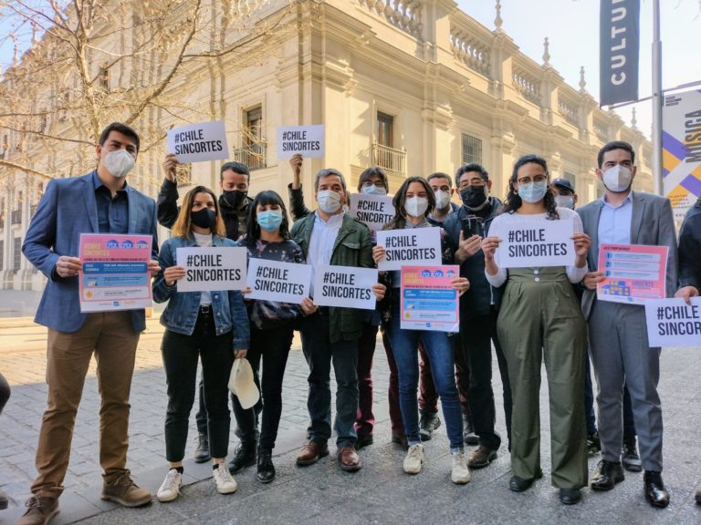 Chile sin cortes, la campaña que busca suspender cortes de servicios básicos a partir del 1 de enero