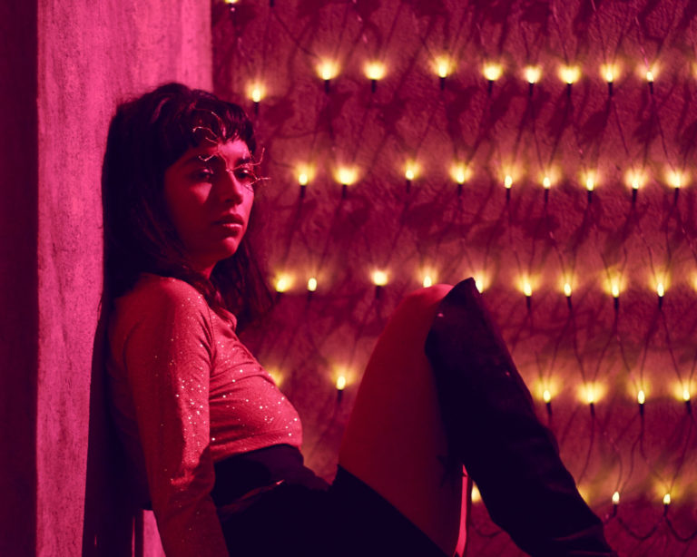 Música Nueva: “Clara de Huevo” es el single debut de nata! que rememora la quema de expedientes del Liceo Carmela Carvajal.
