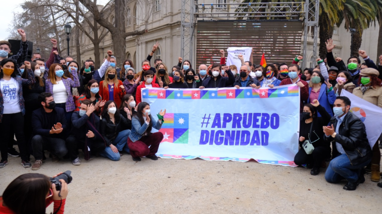 Gabriel Boric presentó lista parlamentaria de Apruebo Dignidad y comprometen 2.000 nuevos kilómetros de ciclovías en su gobierno