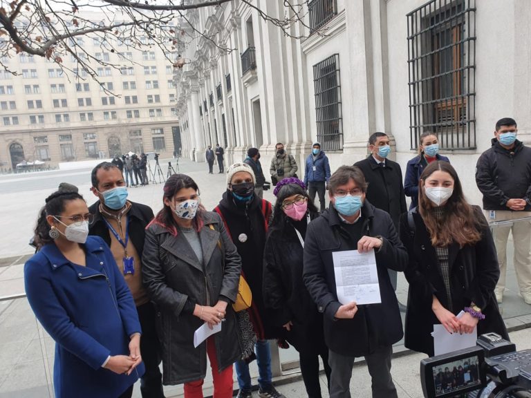 Constituyentes, alcaldes y alcaldesas del Distrito 13 entregan misiva en La Moneda exigiendo que el gobierno se desista de las querellas por Ley de Seguridad Interior del Estado