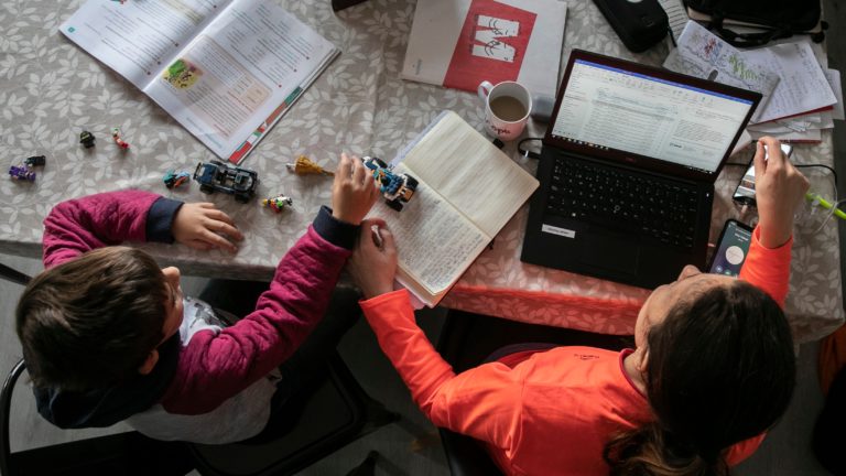 [Tierra Colorada] Teletrabajo femenino: entre labores no remuneradas y la brecha de género.