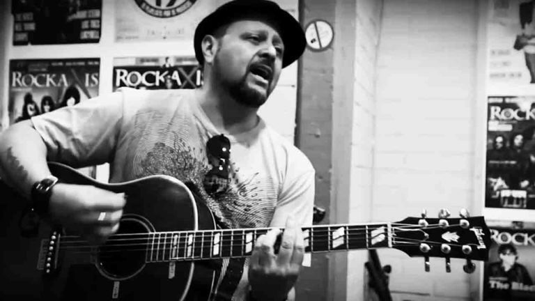 Música Nueva: Moro González sorprende con La Bronca de Octubre junto a Kiuge Hayashida.