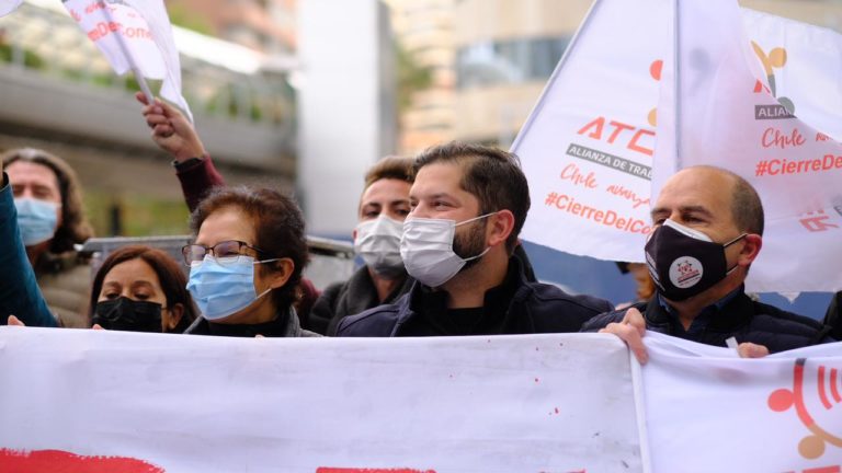 Boric participa de movilización por campaña de cierre del comercio a las 19 horas