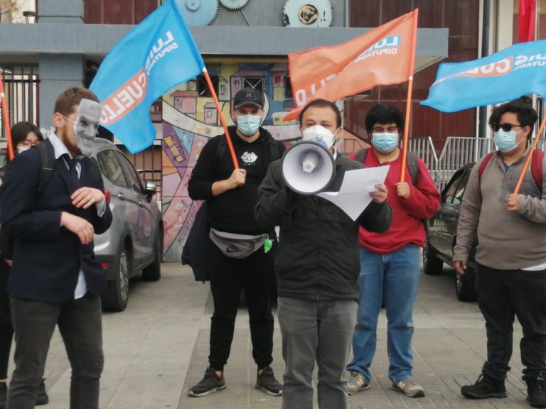 Con juicio simbólico exigen renuncia del Presidente Piñera en Valparaíso