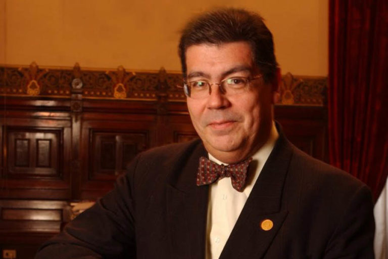 “Chile: Los dilemas de una crisis”: el libro de Luis Riveros que reflexiona sobre el país y su  profundo receso moral