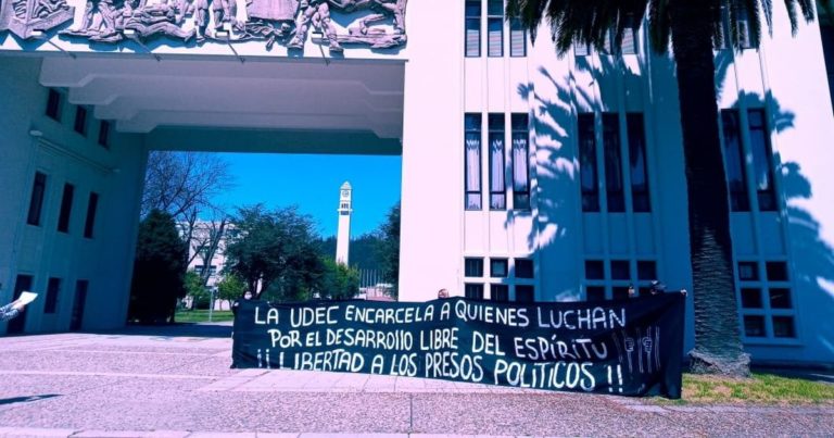 Familiares de presos políticos de la revuelta critican abandono de vocación pública por parte de la Universidad de Concepción.