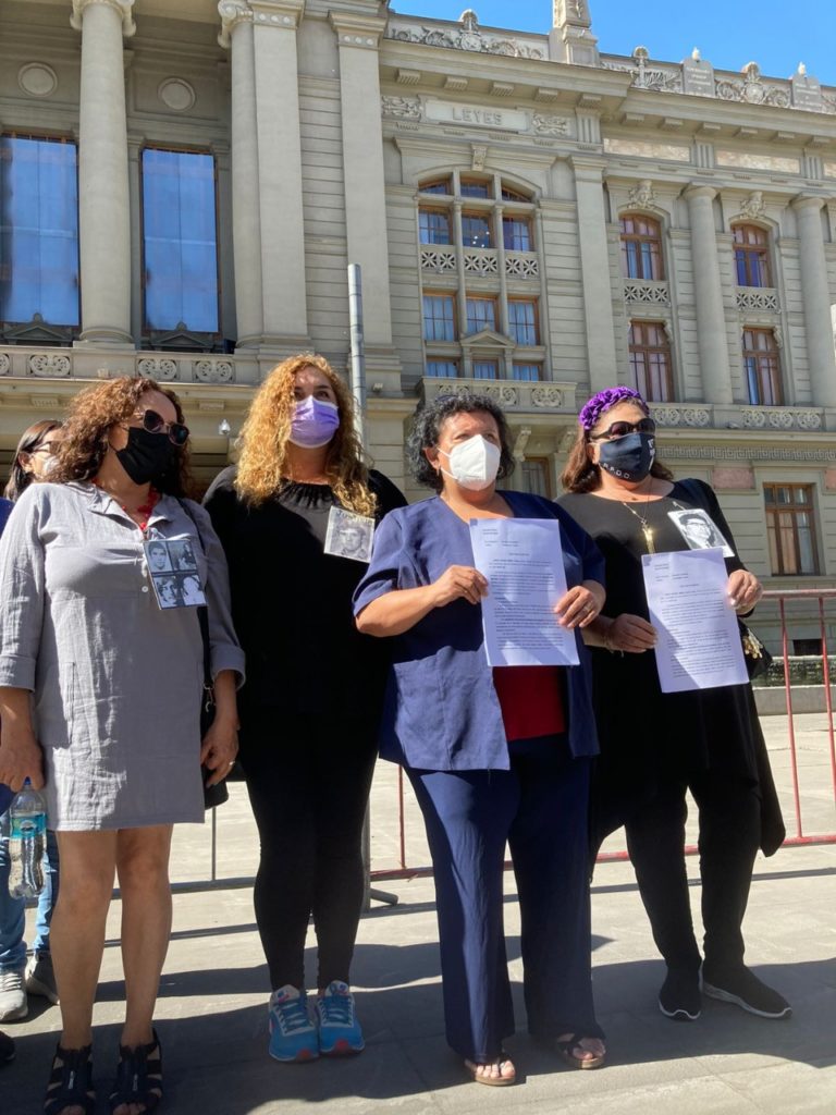 Lorena Pizarro, acompañada de Familiares de Detenidos Desaparecidos, presenta recurso de amparo contra candidato José Antonio Kast