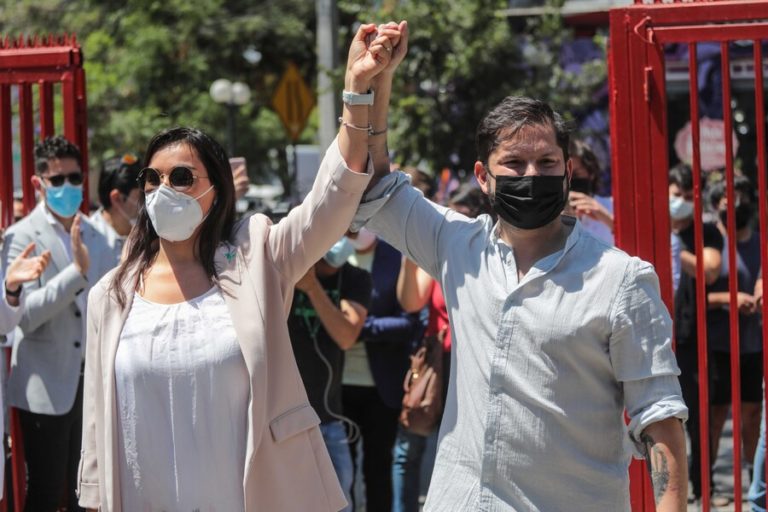 Izkia denuncia campaña del terror y desprestigio de la Derecha a través de redes sociales