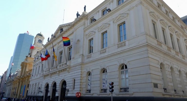 Municipalidad de Santiago por informe Contraloría General de la República relativo a irregularidades en horas extraordinarias en administración anterior