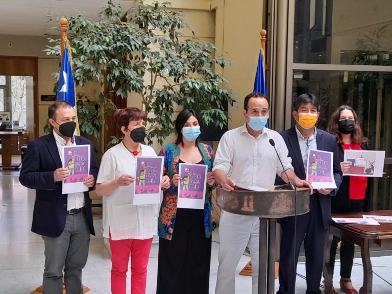 “El Litio es de Chile”: Diputados presentan proyecto de ley para frenar licitación del Litio